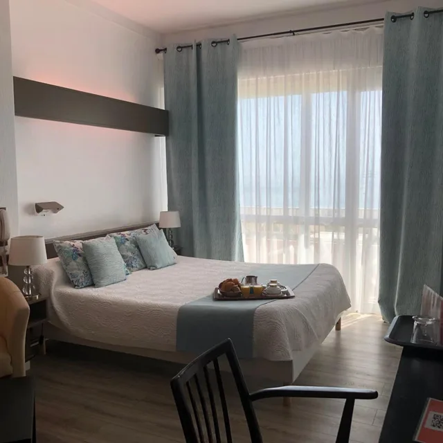 غرفة سوبيريور بسرير مزدوج بإطلالة على البحر بشرفة، Hôtel Plage Des Pins 1/5