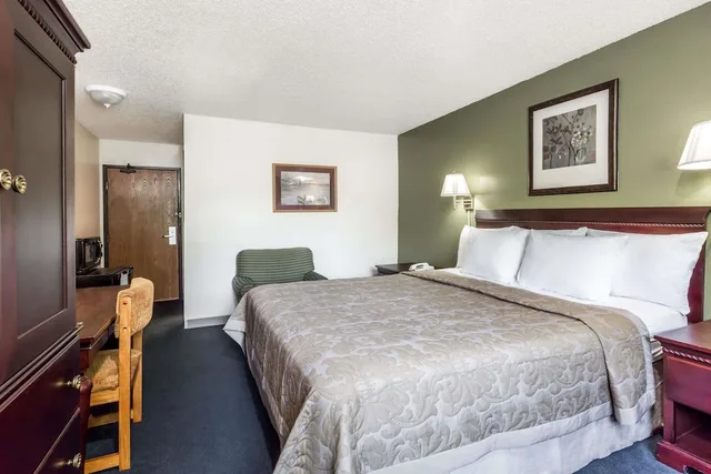 Standard, King Bed, Smoking, Super 8 By Wyndham Hampton 3/4