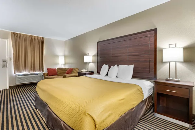 غرفة قياسية بسرير كوين، Econo Lodge Florence - Darlington 1/3