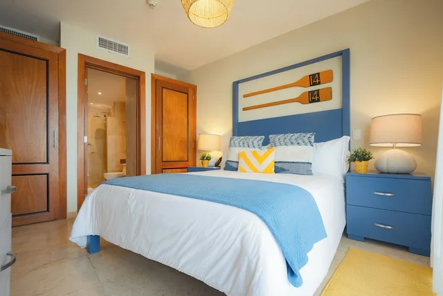 جناح فاخر بسرير كوين بإطلالة على البحر بغرفة نوم واحدة بمطبخ صغير، The Bannister Hotel and Yacht Club 1/3
