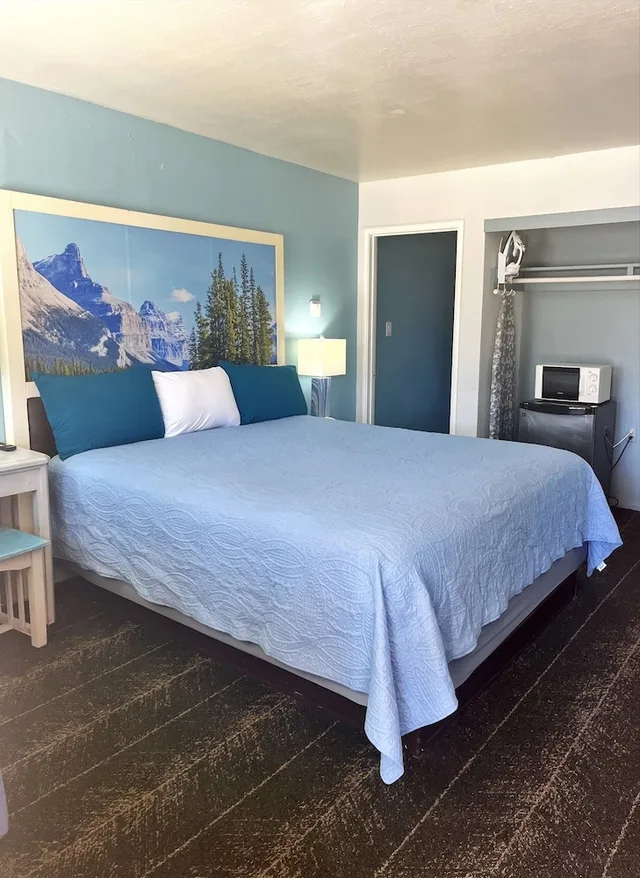 Standard, King Bed, Bluebird Day Inn & Suites 3/5