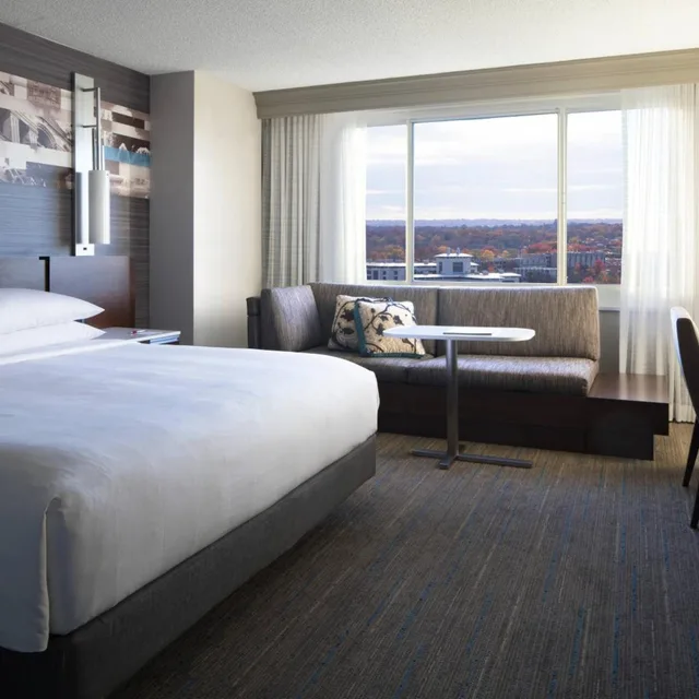 Room, King Bed, Sofa, High Floor, Concierge Level، Kansas City Marriott Country Club Plaza 2/6