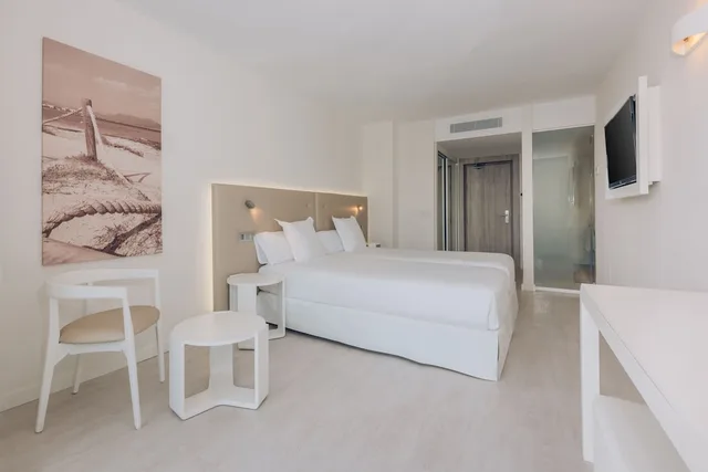 غرفة بشرفة مفردة بسرير مزدوج بإطلالة جزئية على البحر، Iberostar Waves Cala Millor - Adults Only 1/3