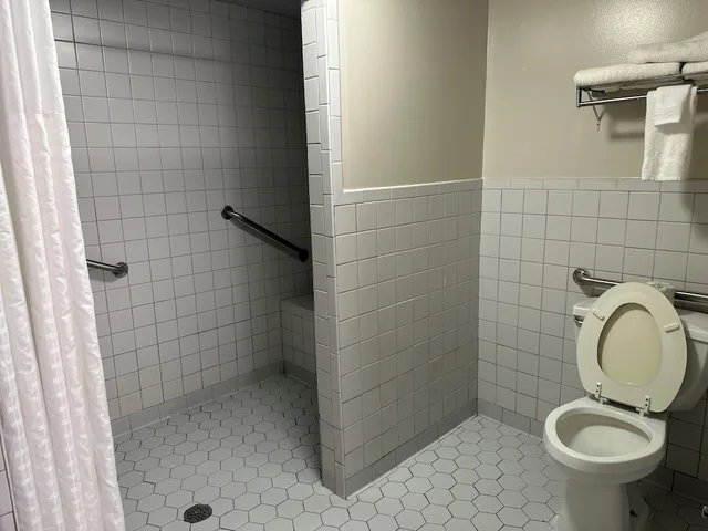 غرفة بسرير كينج لذوي الإعاقة، Super 8 By Wyndham Valdosta Conf Center Area 4/6