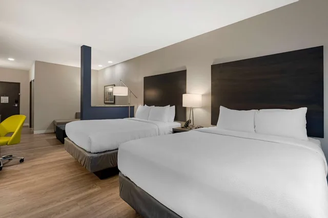 غرفة بسريرين كوين، Comfort Suites Cincinnati University - Downtown 1/3