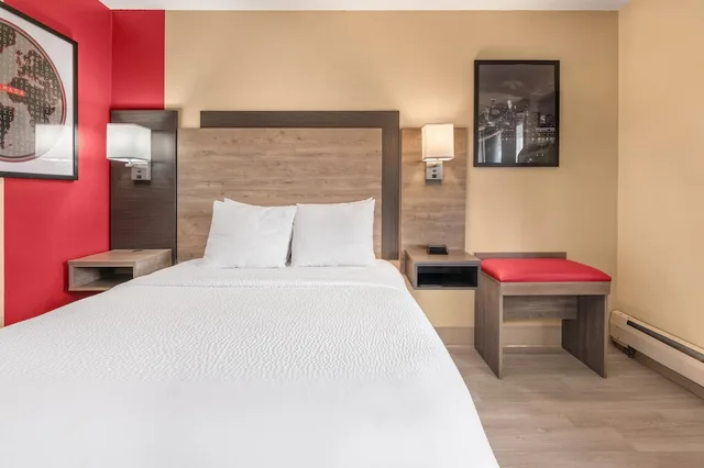 Room, Twin Beds, Ramada By Wyndham Minneapolis Golden Valley 4/8