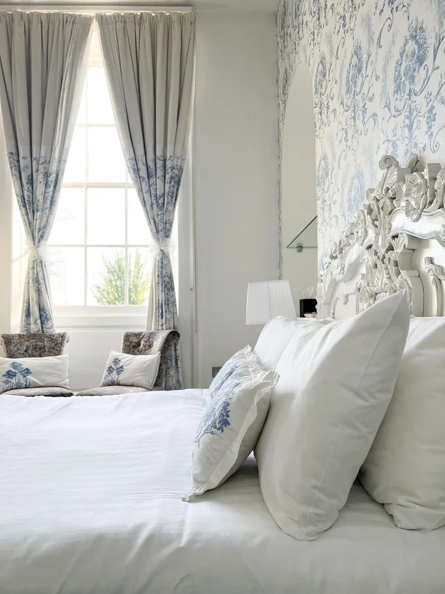 جناح، The Riverside House Hotel 3/9
