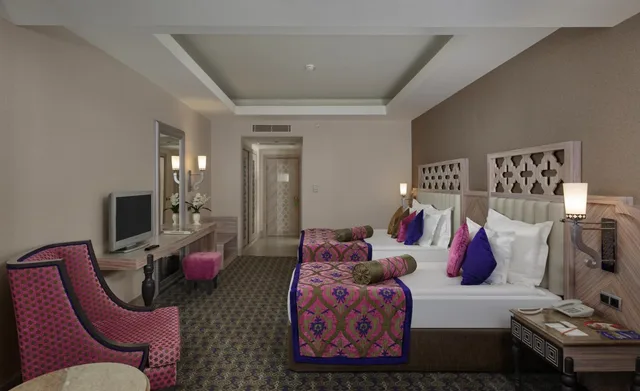 جناح بسرير كينج، Royal Alhambra Palace 5/8
