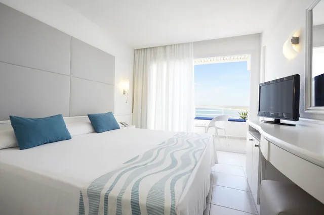 غرفة بسريرين منفصلين بإطلالة جزئية على البحر، Insotel Club Formentera Playa 2/7