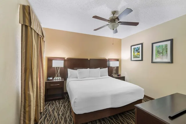 جناح رئاسي بسرير كينج بحوض جاكوزي، Best Western Plus Russellville Hotel & Suites 2/6