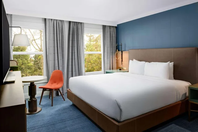 غرفة بسرير كينج مع أريكة، Hayes Mansion San Jose, Curio Collection by Hilton 2/5