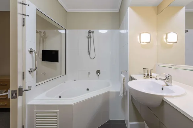 2 Bedrooms, Apartment, 2 King Beds, Pool View, Oaks Hervey Bay Resort and Spa 6/7