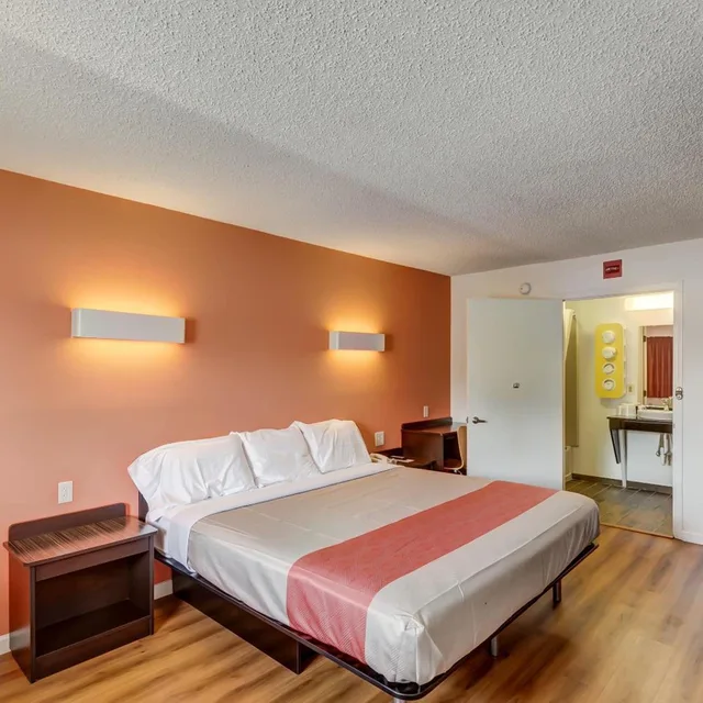 1 Queen Bed - Non-Smoking, Micfridge، Motel6 Berea, KY 1/10