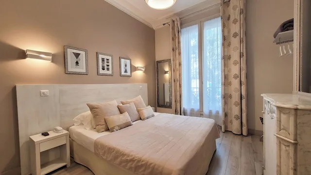 غرفة كلاسيكية بسرير كوين بإطلالة على المدينة، HOTEL D'ARGENSON 3/5