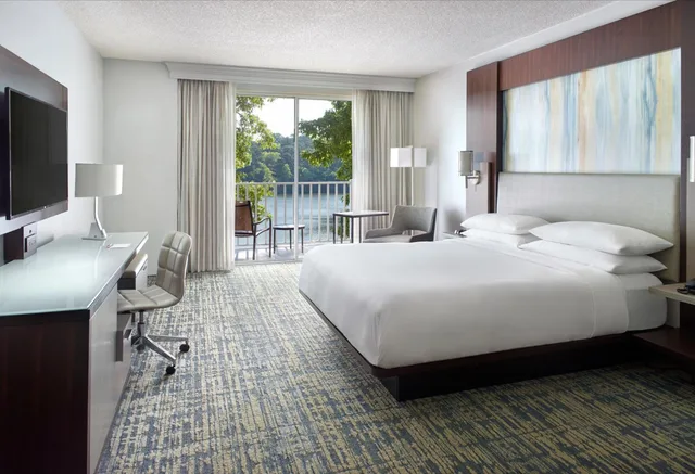 Guest Room, King Bed, Lake View, Balcony, Atlanta Evergreen Lakeside Resort 2/6