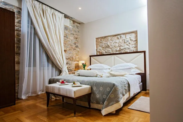 غرفة كومفورت بسرير مزدوج أو سريرين منفصلين في الطابق الأرضي، Heritage Hotel Antique Split 2/10
