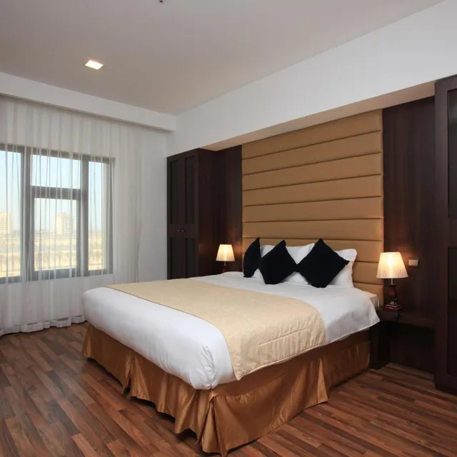 غرفة بسرير كينج بإطلالة على المدينة، فندق جولدن توليب للأجنحة الفندقية(Golden Tulip Al Khobar Suite Hotel) 1/10