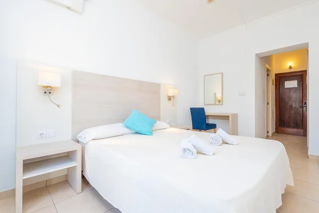 غرفة قياسية بسريرين منفصلين بإطلالة على المدينة بشرفة، Antares Hotel 6/10
