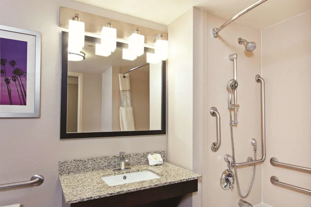 غرفة بسرير كينج، La Quinta Inn & Suites by Wyndham Santa Clarita - Valencia 6/8