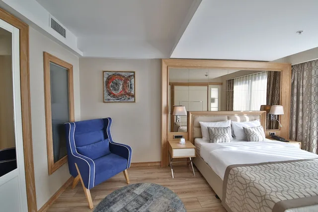 جناح كومفورت بسرير كوين بغرفة نوم واحدة مع أريكة، Bof Hotels Ceo Suites 6/10