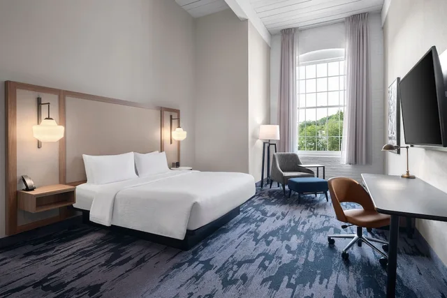 غرفة بسرير كينج لذوي الإعاقة، Fairfield Inn & Suites Madison Historic Eagle Cotton Mill 1/8