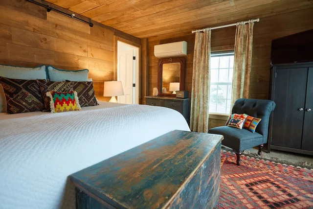 Comfort, Single, King Bed, Shelter Harbor Inn 2/8