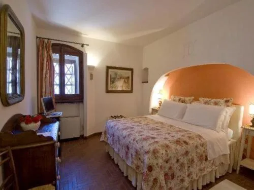 جناح، Hotel Lucrezia 1/5
