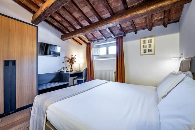 Economy, Queen Bed, Attic، Martelli 6 Suite And Apartments 2/5
