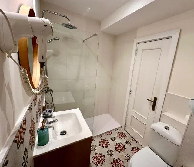 غرفة ثلاثية، Far Home Hostel 4/4