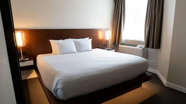 جناح بريميوم بسرير كينج بإطلالة على الجبل بشرفة بغرفة نوم واحدة مع أريكة، Adara Hotel 1/2