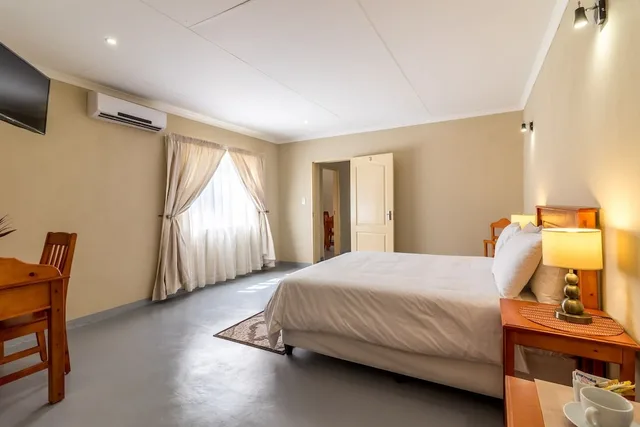 غرفة تنفيذية ثلاثية بثلاثة أسرّة، Sabie Retreats Guest House 1/6