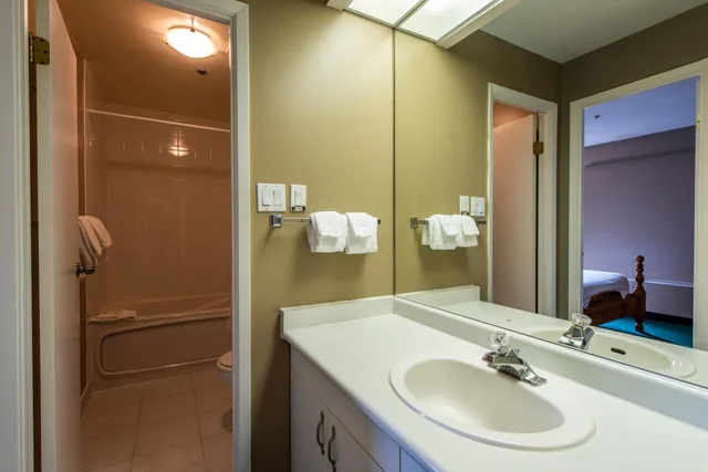 1 Bedroom, Suite, King Bed, Sofa, Georgian Bay Hotel, Trademark Collection by Wyndham 2/2