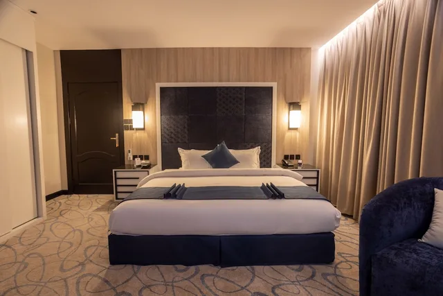 غرفة تنفيذية ثلاثية بسرير كوين، فندق وأجنحة سكاي لاين(SKYLINE HOTEL & SUITE) 1/2
