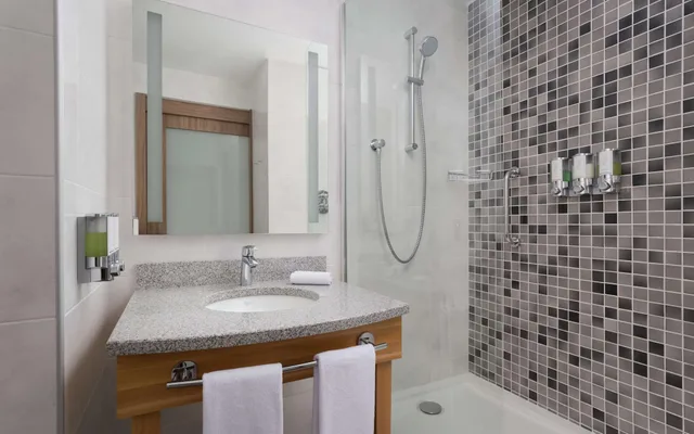غرفة بسرير كوين لذوي الإعاقة، Hampton by Hilton Astana Triumphal Arch 3/4
