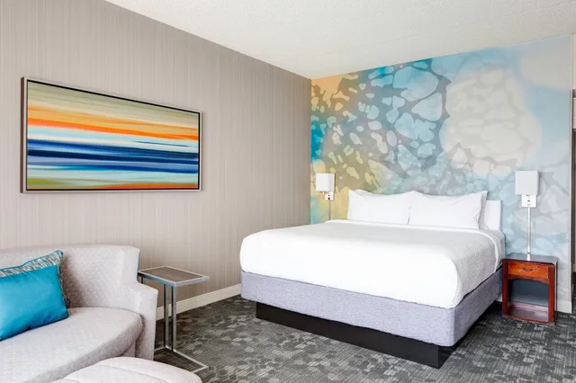 غرفة بسرير كينج مع أريكة، Courtyard Scottsdale Old Town 1/3