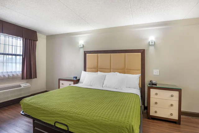 غرفة بسرير كينج للمدخنين، Econo Lodge Richmond-North Chesterfield 2/5