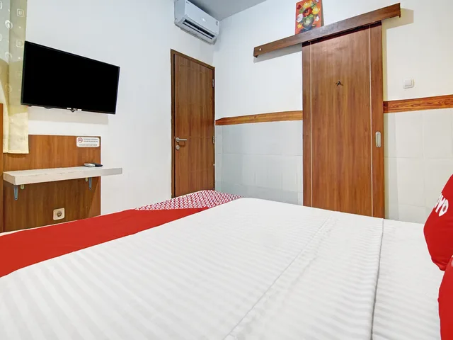 غرفة بسرير مزدوج، Reddoorz Near Mall Of Indonesia 2/8
