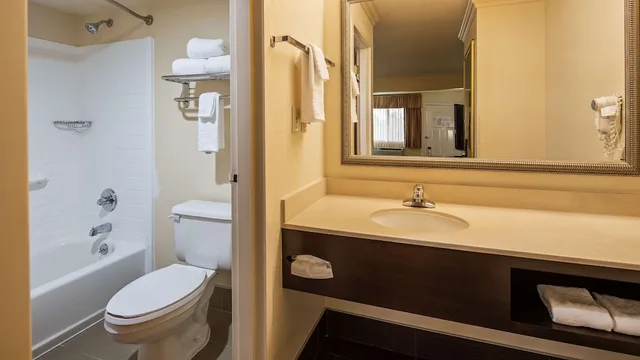غرفة قياسية بسريرين كوين، Best Western Inn & Suites Byron 3/3
