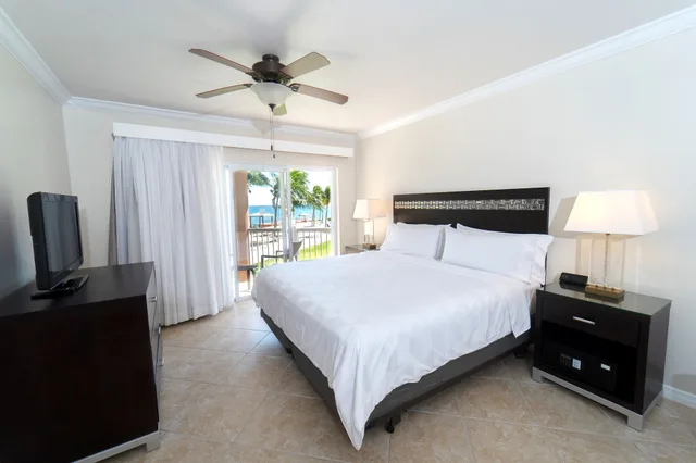 2 Bedrooms, Suite, King and Queen Bed, Ocean Front، Holiday Inn Resort Grand Cayman, an IHG Hotel 10/10