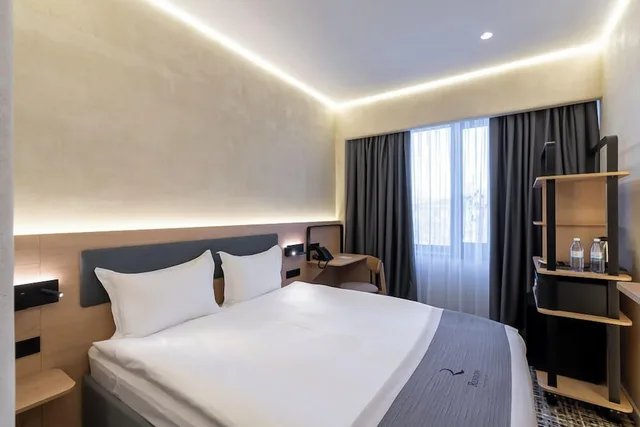 غرفة قياسية بسرير مزدوج، Renion Almaty Hotel 1/5