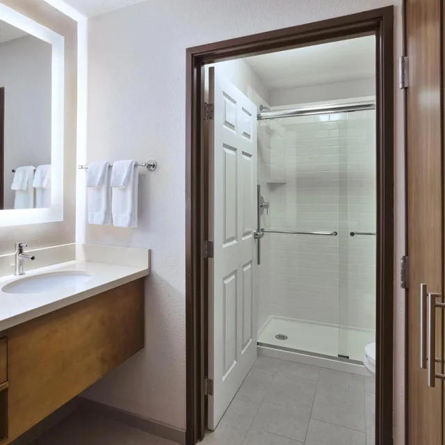 جناح بسرير كينج وسريرين كوين بغرفتي نوم مع أريكة، Staybridge Suites Columbia Hwy 63 I 70 7/8