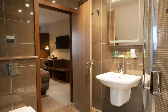 Room, Twin Beds, Loch View, Cruachan Hotel 7/10