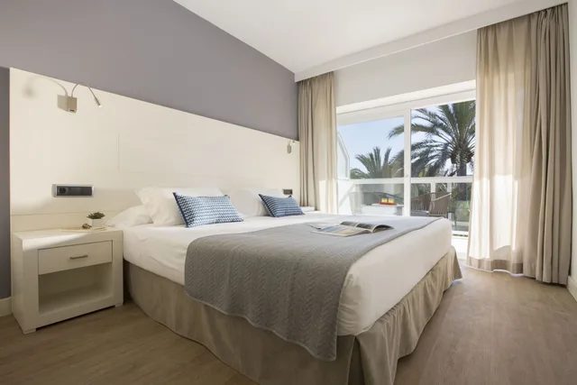 جناح عائلي بسريرين منفصلين بشرفة مع أريكة، Las Gaviotas Suites Hotel 1/5