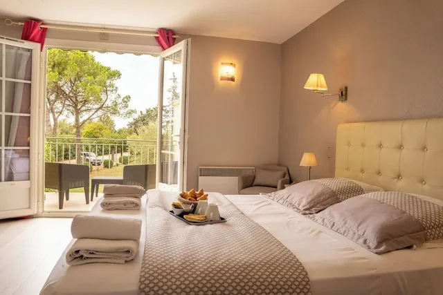 غرفة سوبيريور رباعية بسرير كينج وسريرين منفصلين، HOTEL DES GRANGES 2/10