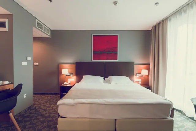 غرفة سوبيريور ثلاثية بسريرين كينج وسرير فردي بشرفة، Museum Hotel Budapest 5/10