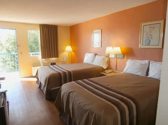 غرفة بسريرين مزدوجين، Americas Best Value Inn Tucker 1/3
