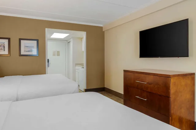 Efficiency, 2 Queen Beds, Accessible، Comfort Inn Boardwalk 5/6
