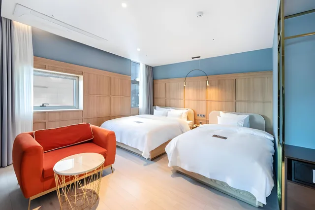 غرفة بسريرين منفصلين بشرفة، H Avenue Hotel Gwangali Beach 1/1