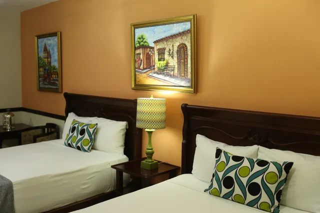 جناح جونيور بسريرين كوين، Hotel Platino 4/6