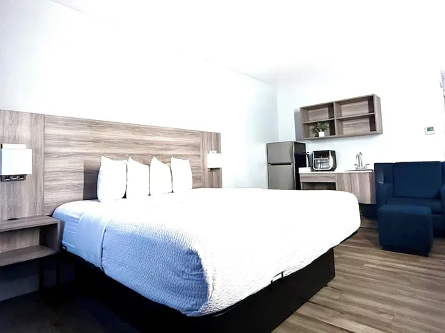 جناح بسرير كينج بمطبخ صغير، Baymont By Wyndham Indianapolis South 1/8
